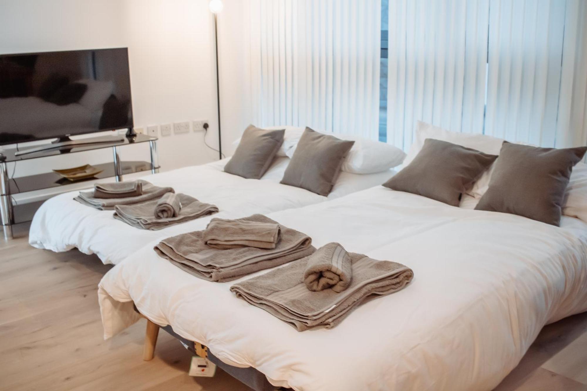 Central & Spacious, Sleeps 8, Perfect For Groups Leeds  Exterior photo